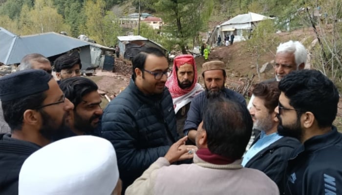 Additional Deputy Commissioner Revenue (ADCR) Murree, Umar Awais Kiayni, paid a detailed visit to the Jhika Gali landslide site to review ongoing relief, safety, and rehabilitation measures.—APP