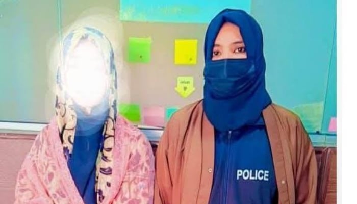 Islamabad Capital Territory (ICT) Polices lady police officer posing for photo with the recovered minor girl. —APP