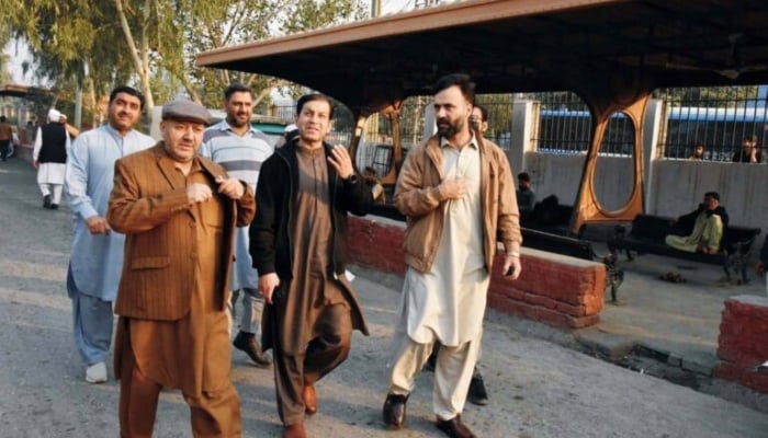 Peshawar RMO Peshawar Sajjad Ali Haider and DG Metropolitan Qadeer Naseer are visiting the General Bus Stand.—CMGP KP Gov website