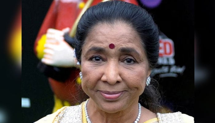 Singer Asha Bhosle arrives on the green carpet before the International Indian Film Academy (IIFA) awards in Toronto June 25, 2011. — Reuters