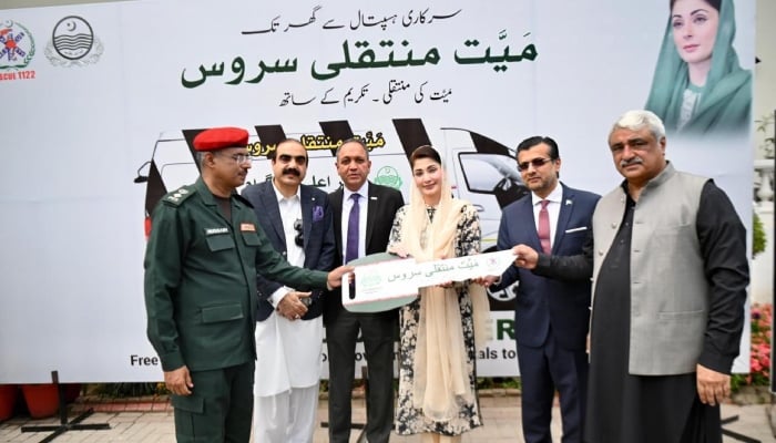 Punjab Chief Minister Maryam Nawaz  handing over the symbolic keys of vehicles for the service to authorities. —Facebook@TheMaryamNSharif