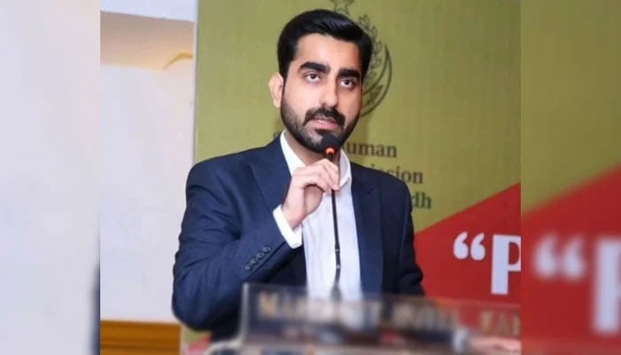 Spokesperson for the provincial government, Sukhdev Hemnani speaks at an event. — Instagram@informationdepartmentsindh