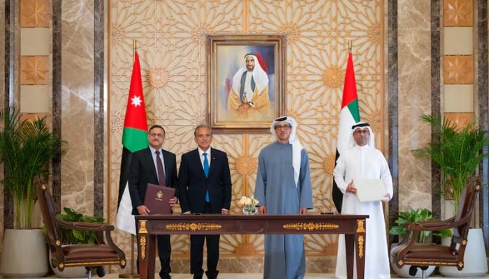 Sheikh Mansour bin Zayed, Vice President, Deputy Prime Minister and Chairman of the Presidential Court, met Jordanian Prime Minister Jafar Hassan at Qasr Al Watan for the signing ceremony. —Wam