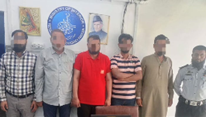 The FIA Karachi Zone arrest people involved in hawala/hundi on April 17, 2026. — Facebook@FIA Karachi Zone/Screengrab