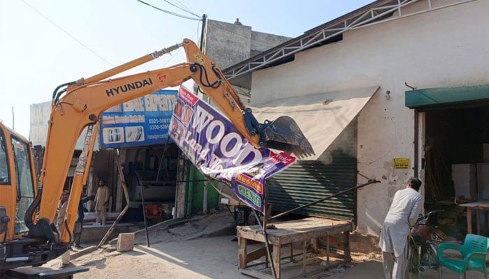 Director Land and RDA team carrying out an anti-encroachment Operation on High Court Road on January 21, 2025. — Facebook@RawalpindiDevelopmentAuthority