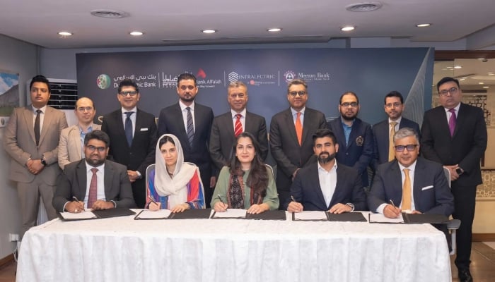 Maheen Rahman, Chief Executive Officer of InfraZamin Pakistan posing for photo with other banks officials. —InfraZamin website