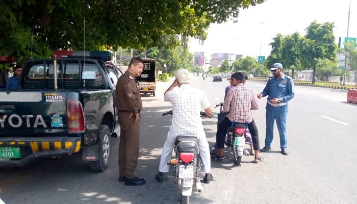 Lahore traffic police officials speak with the civilians in this image on September 29, 2023. — Facebook/City Traffic Police Lahore