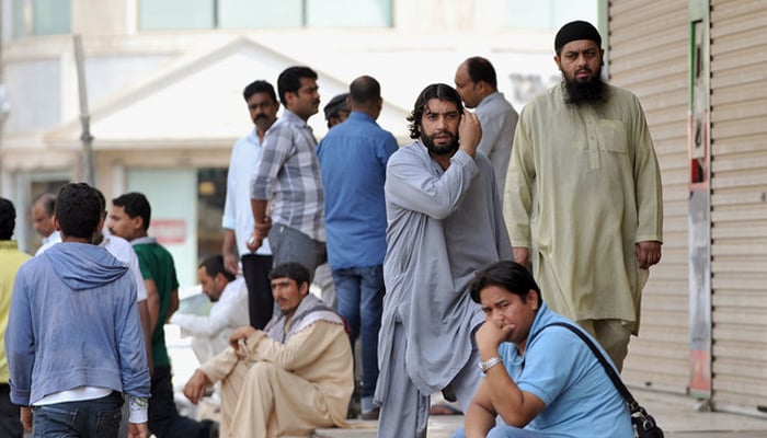 Foreign workers gather outside the Saudi immigration ministry in Riyadh, Saudi Arabia, November 4, 2013. — AFP