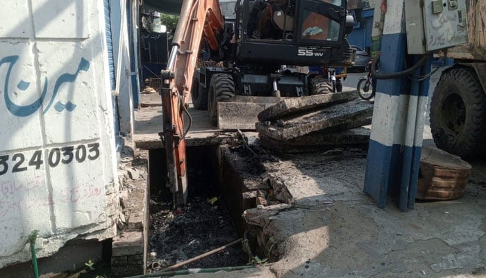 The image shows the desilting campaign on Nowshehra Road, Chah Chohan Wala, Gujranwala, on September 29, 2025. — Facebook@dco.gujranwala