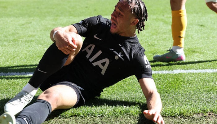 Tottenhams Dutch midfielder Xavi Simons reacts after a serious knee injury. —AFP