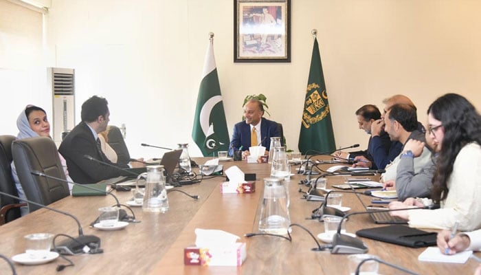 Federal Minister for Climate Change and Environmental Coordination Dr Musadik Malik meets Global Green Growth Institute (GGGI) Country Representative for Nepal and Pakistan Laura Jalosjoki on April 27, 2026. — PID