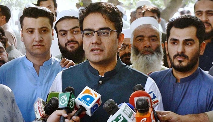 Former KP minister for Higher Education Kamran Bangash talking to the media persons after offering Eid ul Fitr prayer at Charsadda Road, Edigaah in Peshawar on May 2, 2022. — APP
