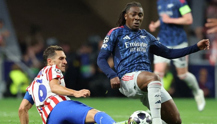 Atletico Madrids Spanish midfielder Koke and Arsenals English midfielder Eberechi Eze fight for the ball during the UEFA Champions League semi-final first leg football match between Club Atletico de Madrid and Arsenal at the Metropolitano stadium in Madrid on April 29, 2026. —AFP