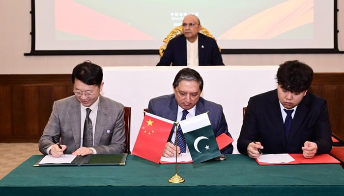 President Asif Ali Zardari witnessing the signing of an MoU between Al Hassan Trade Establishment, Sany International Development Company and Hainan Jiaolong International Technology, signed by Senator Saleem Mandviwalla, Vice President of Sany Group Li Qin, and Chairman of Hainan Jiaolong International Trade Company, Hao Jiaolong, Sanya, Hainan, China, May 1, 2026. — PID