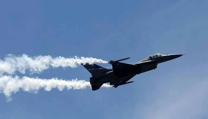 Pakistan Air Force (PAF) Sherdils (Lion Heart) squads fighter jet F-16 flies during Pakistan Day celebrations, Clifton beach, Karachi, Pakistan, March 23, 2017. — Reuters