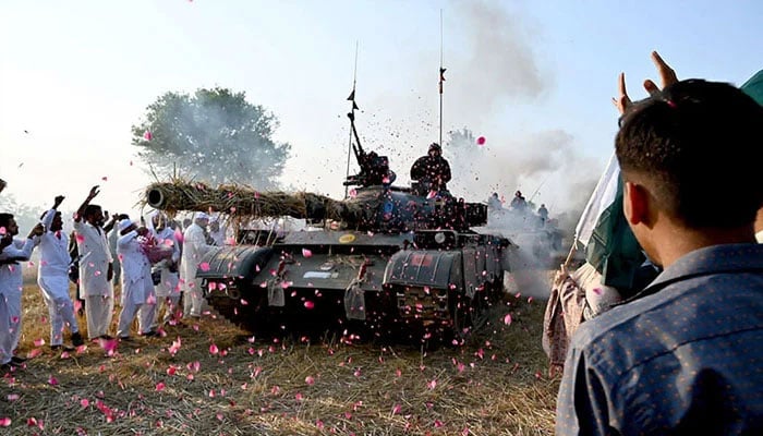 Civil society members visit the Brigade Headquarters to express solidarity and welcome the Pakistani Armed Forces on the success of Operation Bunyan-um-Marsoos. — APP/File