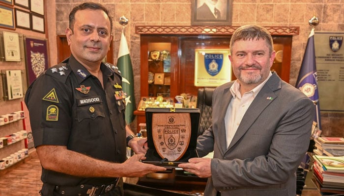 DIG Security Dr Maqsood Ahmed presents an honorary shield to Charles Goodman, Consul General of the United States of America in Karachi, the Special Security Unit (SSU) Headquarters in Karachi on May 4, 2026. — Facebook@ssusindhpolice.gos.pk