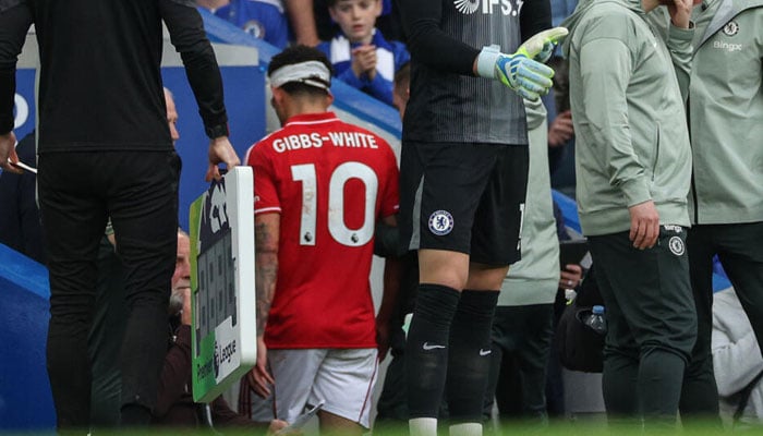 Nottingham Forest midfielder Morgan Gibbs-White leaves the pitch after being injured against Chelsea. —AFP/File