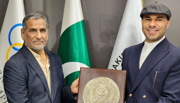 Muhammad Khalid Mahmood, Secretary General of the Pakistan Olympic Association , honouring shield of Honor to Rizwan Aftab Ahmed, CEO ACTIVIT and Director National Hospital DHA Lahore. —Instagram@iamactivit/File