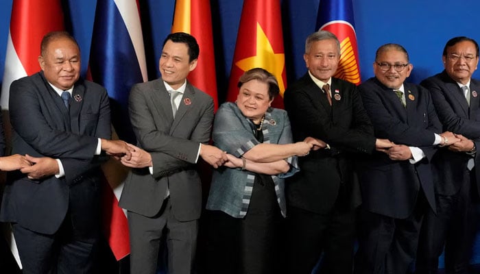 East Timors Foreign Minister Bendito dos Santos Freitas, Vietnams Deputy Minister of Foreign Affairs Dang Hoang Giang, Philippine’s Foreign Secretary Theresa Lazaro, Singapores Foreign Minister Vivian Balakrishnan, Bruneis Second Foreign Minister Erywan Pehin Yusof, and Cambodias Foreign Minister Prak Sokhonn hold hands during a group photo session at the ASEAN Foreign Ministers’ Meeting ahead of the 48th ASEAN Summit and Related Meetings in Cebu City, Philippines, May 7, 2026.—Reuters