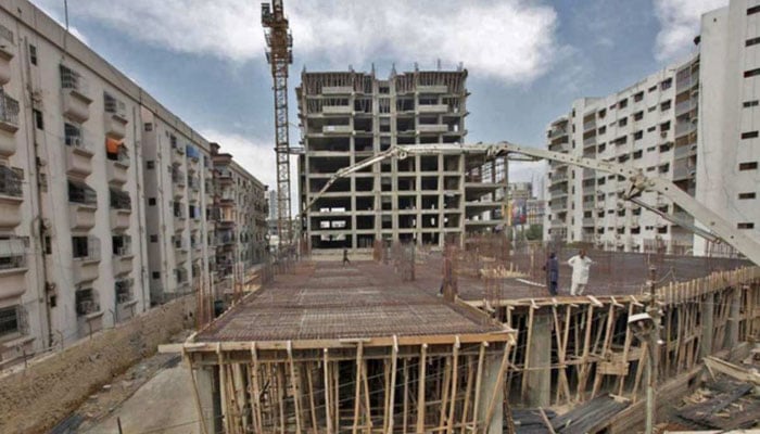 Labourers work on a building construction site in Karachi, Pakistan, Feb. 25, 2016. — AFP/File