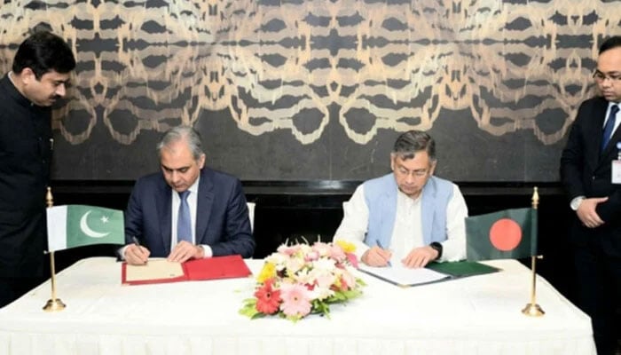 Minister for Interior and Narcotics Control Mohsin Naqvi and Bangladeshi counterpart Salahuddin Ahmed sign agreement in Dhaka. — APP
