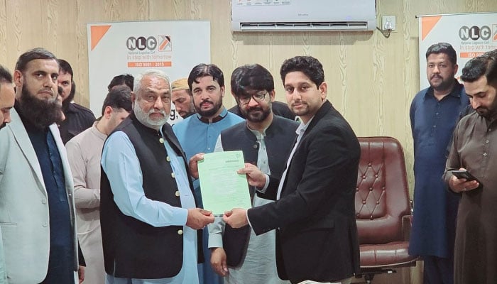 Offer letters distribution ceremony for the victims of sectors F-14 and F-15. — APP/File