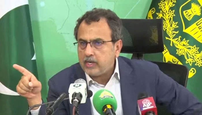 Federal Minister for Energy Sardar Awais Ahmed Khan Leghari addresses a press conference. — APP/File