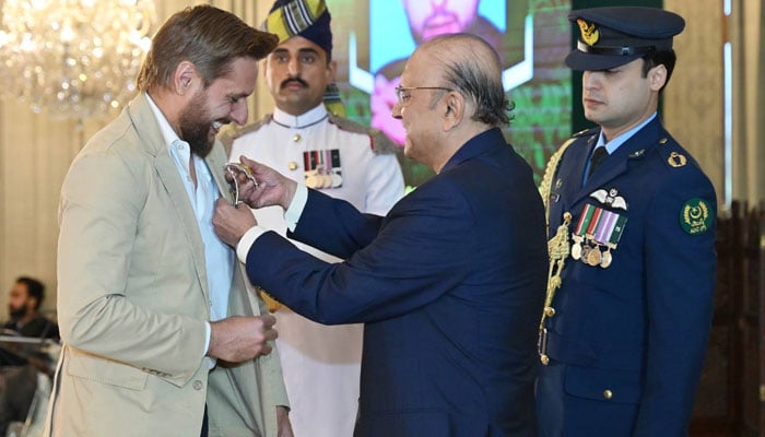 The President confers Pakistan’s civil award to cricketer Shahid Afridi. —Facebook@PresOfPakistan