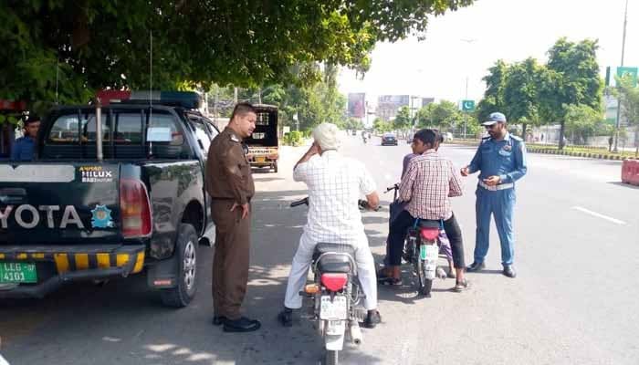 Lahore traffic police officials speak with the civilians in this image on September 29, 2023. — Facebook@citytraffic.policelhr
