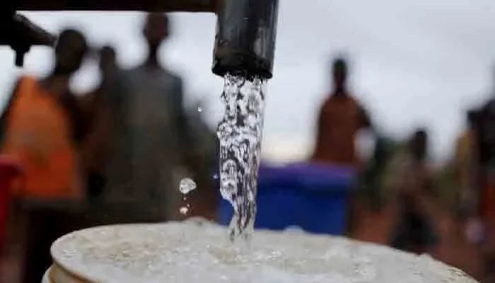 تصویر بازنمایی، افرادی را نشان می دهد که منتظر نوبت خود هستند تا قوطی های خود را با آب پر کنند. - برنامه/فایل