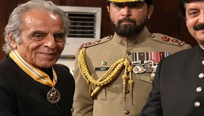Former Davis Cup star and veteran coach Rashid Malik being conferred with the Sitara-e-Imtiaz (Star of Excellence).  — Facebook@maaaaaaaz