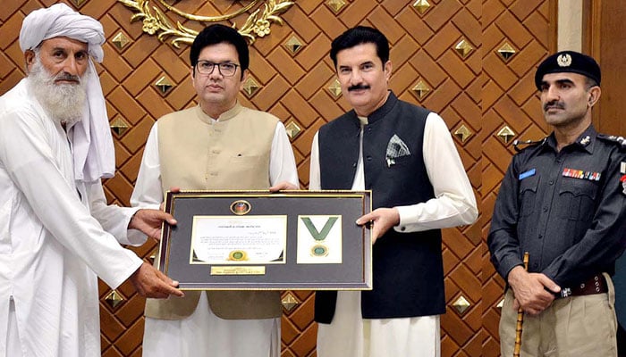Khyber Pakhtunkhwa Governor Faisal Karim Kundi pays tribute to the families of police martyrs and presents appreciation shields on May 15, 2026. — NNI