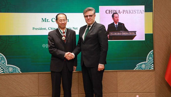 Cui Jun, president of China Economic Net, being honoured with the Sitara-i-Quaid-i-Azam. — China Economic Net/File