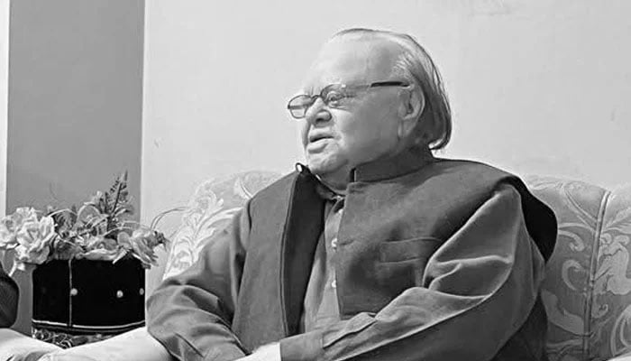 Late veteran journalist and writer Altaf Hassan Qureshi. — Facebook/@SirajOfficial/File