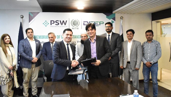 Syed Aftab Haider, CEO of Pakistan Single Window(left) and Faisal Mumtaz, Project Director from DEEP, posing for the photo after the ceremony. —APP