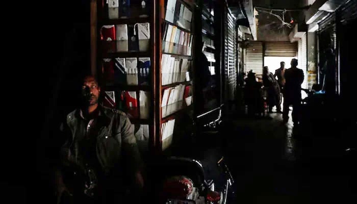 Grey power market thrives as Iran war leaves Pakistan in the dark