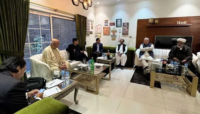Tehreek Tahaffuz-e-Ayeen-Pakistan head Mahmood Khan Achakzai (second from left) chairs a session of the opposition alliance in Rawalpindi on November 14, 2025. — Geo News