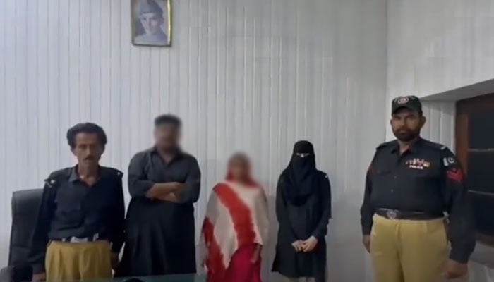 Sindh police personnel standing with the recovered kidnapped girl from Peshawar on May 22, 2026. —  Screengrab via Facebook@sindhpolicedmc