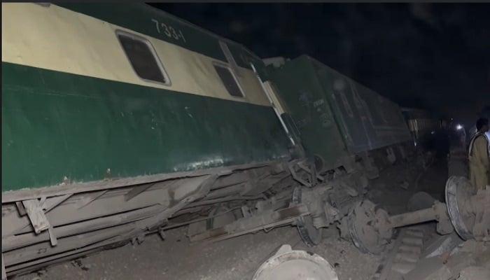 Police officials inspect derailed carriages at the site of a train accident in Nawabshah, as authorities assess damage and begin investigation. — Screengrab via Geo News/File