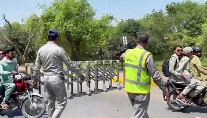 Islamabad Traffic Police (ITP) officials manage traffic in the federal capital. — APP/File