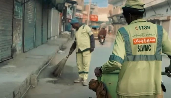 Suthra Punjab workers are cleaning the streets on January 22, 2026. — Screengrab via Facebook@SuthraPunjabPK