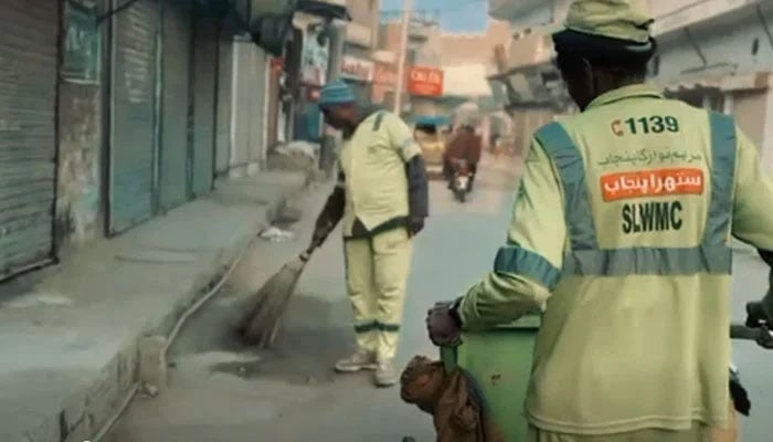Suthra Punjab workers are cleaning the streets on January 22, 2026. — Screengrab via Facebook@SuthraPunjabPK