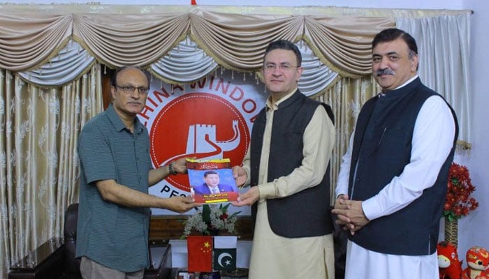Director General (China) of Pakistan’s Ministry of Foreign Affairs Muhammad Tariq Wazir (centre) during a visit to the China Window in Peshawar. — APP/File