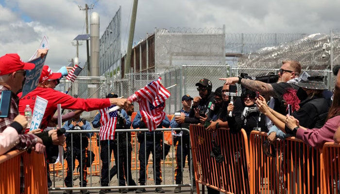 Barriers separate anti-U.S. Immigration and Customs Enforcement (ICE) protesters from pro-ICE demonstrators, as State Police stand watch, outside the Delaney Hall detention centre, in Newark, New Jersey, U.S., May 30, 2026.—Reuters