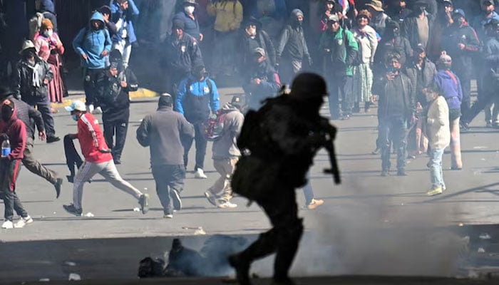 A police officer runs in front of demonstrators during a march calling for the resignation of Bolivian President Rodrigo Paz, as the country’s economic and fuel crisis worsens due to a shortage of U.S. dollars and declining domestic energy production, in La Paz, Bolivia, May 25, 2026.—Reuters