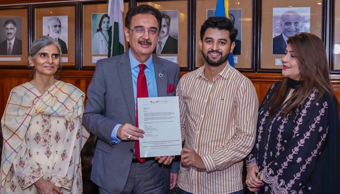 The participating student holds a virtual course certificate, along with the teachers in this image, on June 4, 2026. — Facebook@UniversityOfThePunjab.Official