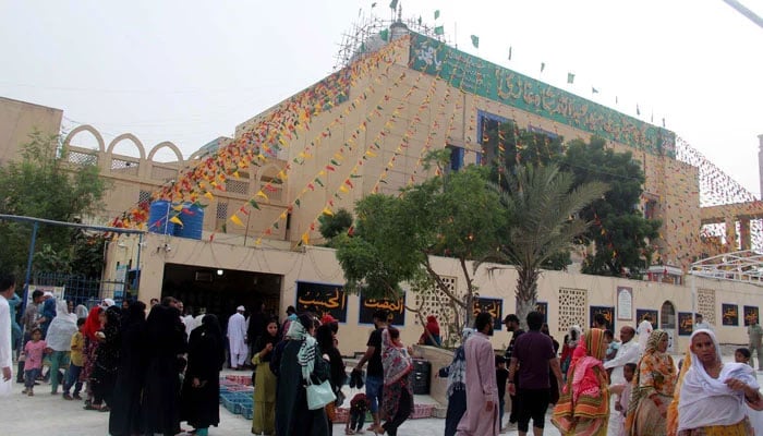 Devotees of Hazrat Abdullah Shah Ghazi gather at his shrine during a pleasant evening on the eve of three days Urs celebrations in Karachi. — PPI/File