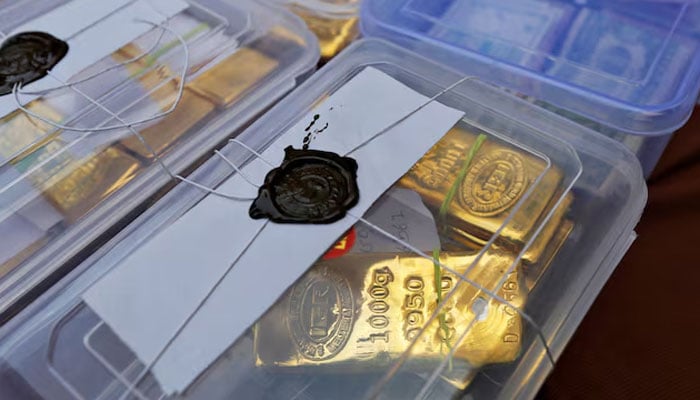 Seized gold bars are kept on display by Indian police officials at a police station in the western Indian city of Ahmedabad February 24, 2015.—Reuters