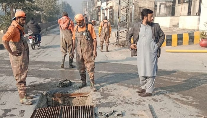 This representational image shows workers working near a manhole.— Facebook@wsspofficialpage/File